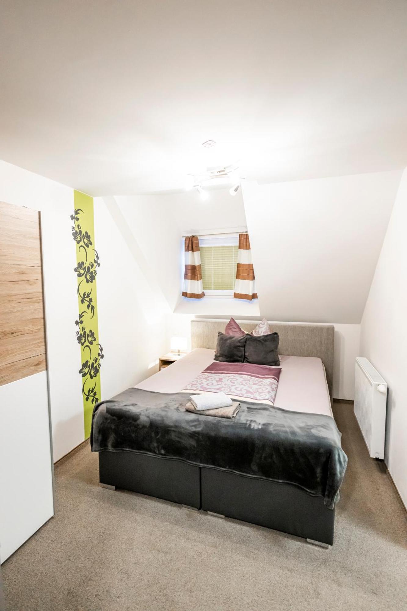 Die Schlafstube - Bed & Breakfast Zeltweg Esterno foto