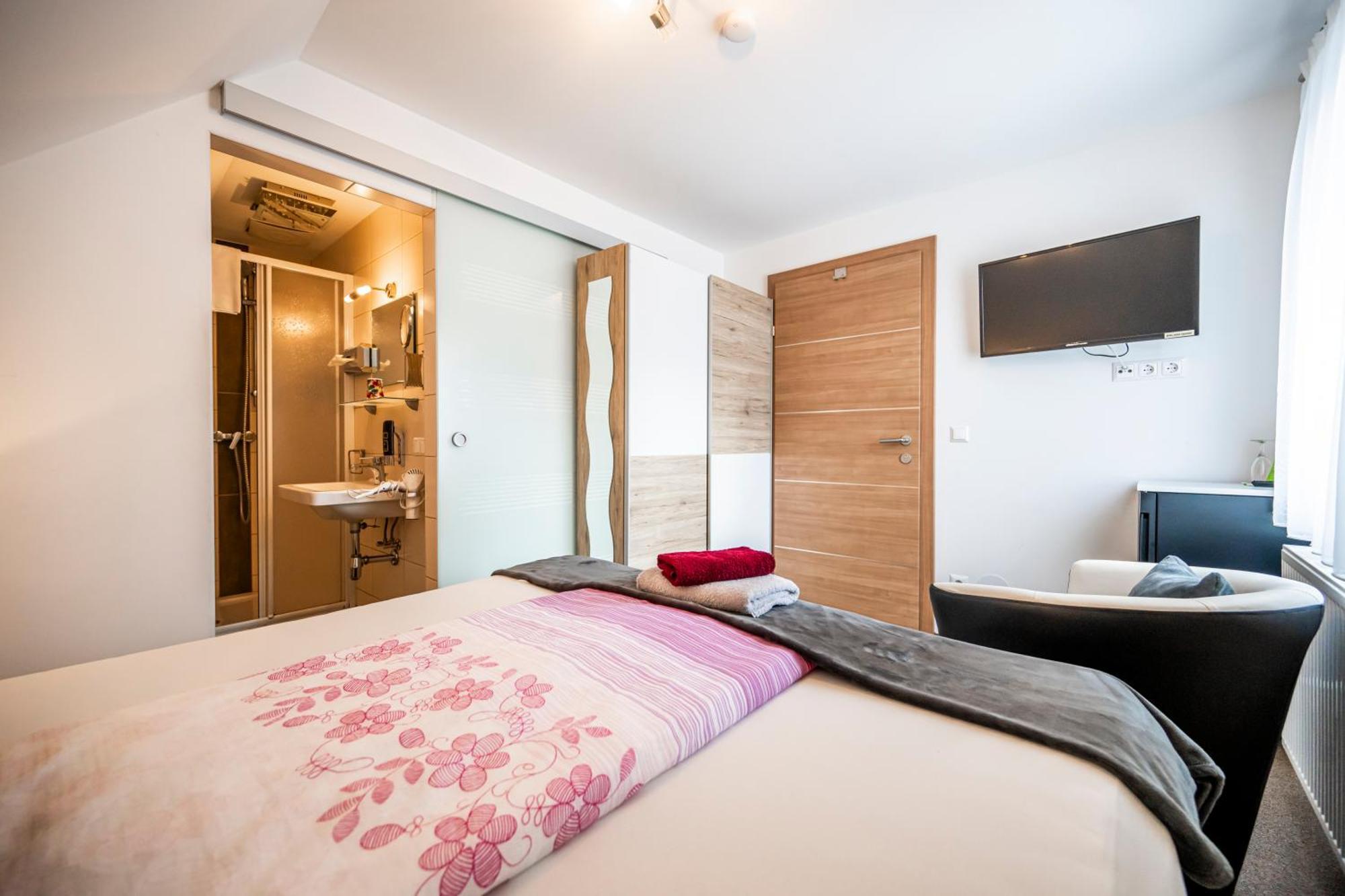Die Schlafstube - Bed & Breakfast Zeltweg Esterno foto